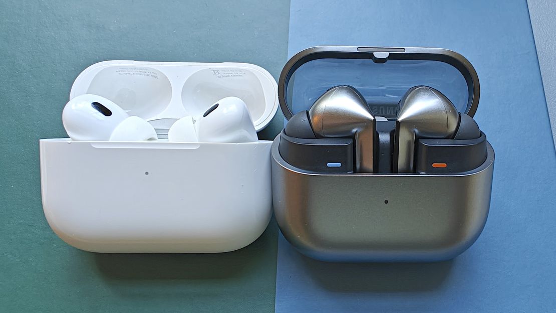 AppleSamsung-AirPodsPro2GalaxyBuds3Pro-cnn-12.jpg