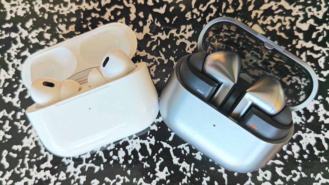 AppleSamsung-AirPodsPro2GalaxyBuds3Pro-cnn-15.jpg