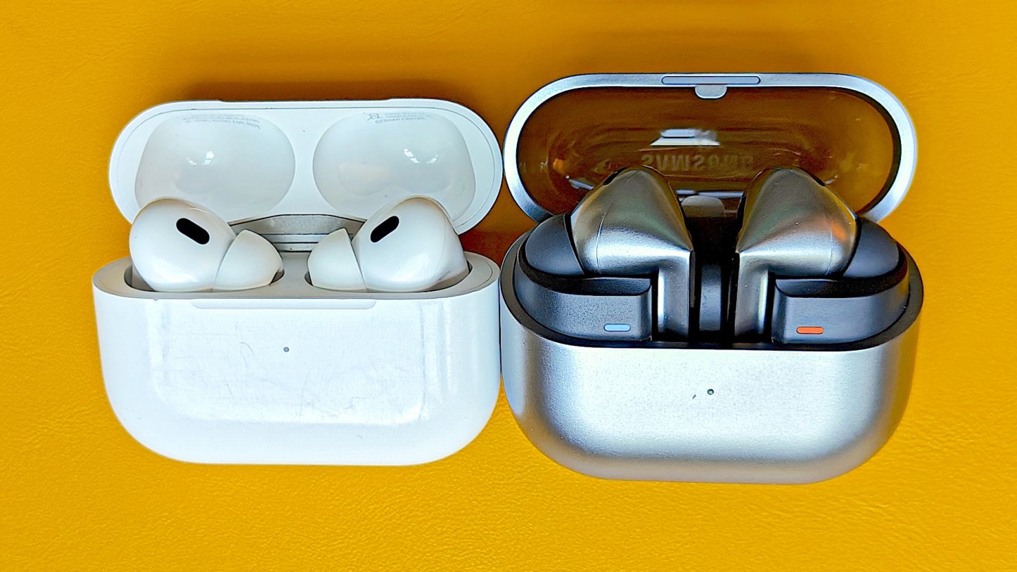 AppleSamsung-AirPodsPro2GalaxyBuds3Pro-cnn-8.jpg