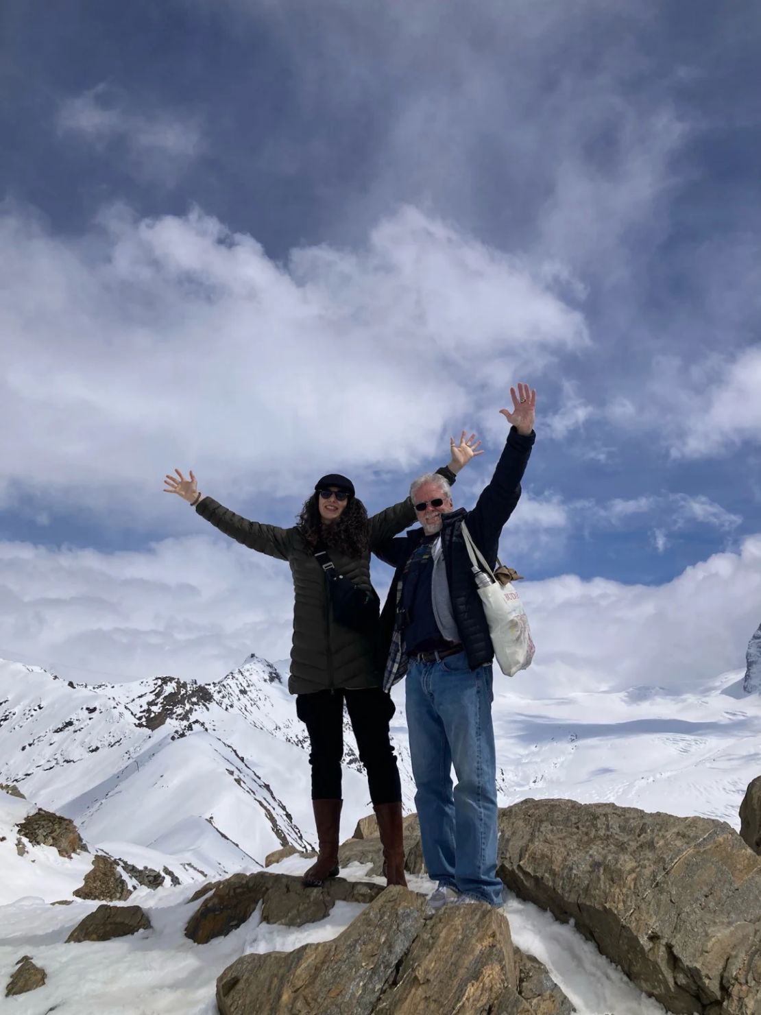 Giselle y Savery están agradecidos por su amistad y emocionados por futuras aventuras. Aquí se les ve en los Alpes suizos en su reciente viaje.