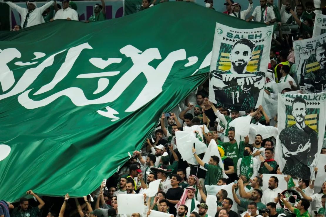 Aficionados saudíes animan antes del partido de la Copa del Mundo entre Arabia Saudita y México en el Estadio Lusail, el 30 de noviembre de 2022.