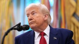 El presidente Donald Trump habla durante la ceremonia de juramentación de la fiscal federal interina para Washington, Jeanine Pirro, en la Oficina Oval de la Casa Blanca el 28 de mayo de 2025.