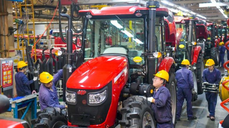 Empleados trabajan en la línea de ensamblaje de tractores en una fábrica de YTO Group Corporation en Luoyang, provincia de Henan, China, el 6 de mayo.