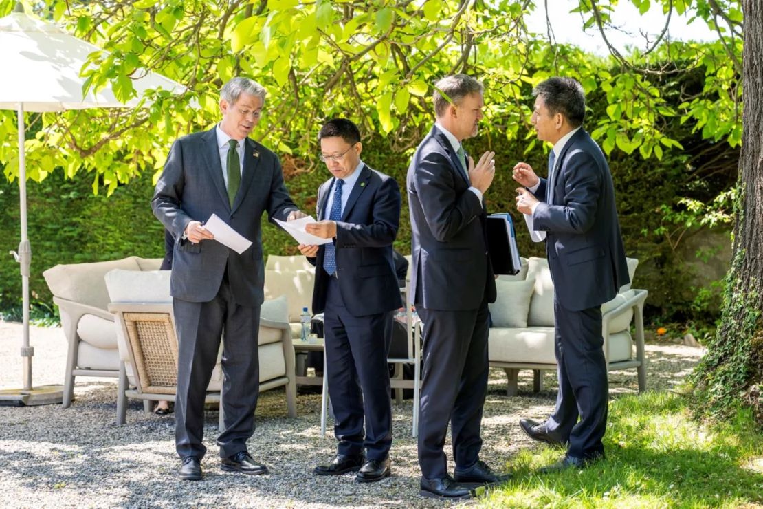 El secretario del Tesoro de EE.UU., Scott Bessent, el viceministro de Finanzas de China, Liao Min, el representante comercial de EE.UU., Jamieson Greer, y el representante de Comercio Internacional y viceministro de Comercio de China, Li Chenggang, se reunieron en Ginebra, Suiza, el 11 de mayo.