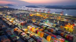 Se ven contenedores en el puerto de Nanjing, en la provincia oriental de Jiangsu, China, el 5 de febrero. Trump impuso el lunes un arancel adicional a todos los productos chinos, elevando la tasa al 20%.
