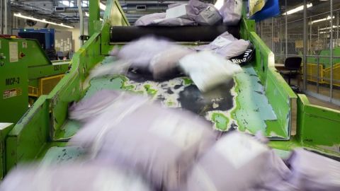 Los paquetes se deslizan por una rampa después de ser escaneados en las instalaciones de inspección de correo en el extranjero de Aduanas y Protección Fronteriza de Estados Unidos en el Aeropuerto Internacional O'Hare de Chicago en febrero de 2024.
