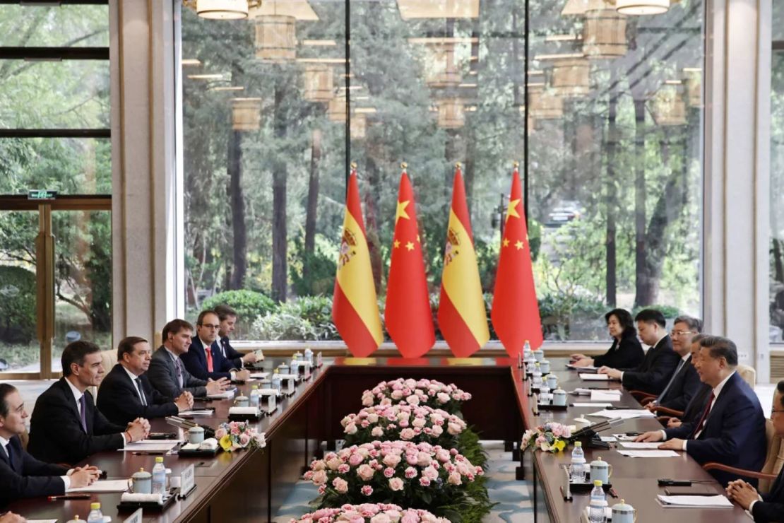 El presidente chino, Xi Jinping, habla durante una reunión bilateral con el presidente del Gobierno de España, Pedro Sánchez, en Beijing el 11 de abril.