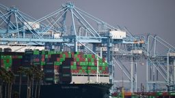Los contenedores de carga se encuentran en el buque portacontenedores Evergreen Ever Fame, atracado en una terminal de contenedores en el Puerto de Los Ángeles, en Los Ángeles, California, el 3 de febrero de 2025.