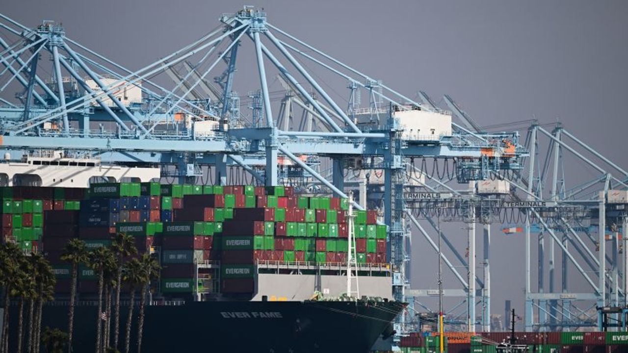 Los contenedores de carga se encuentran en el buque portacontenedores Evergreen Ever Fame, atracado en una terminal de contenedores en el Puerto de Los Ángeles, en Los Ángeles, California, el 3 de febrero de 2025.