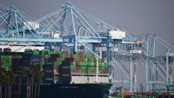 Los contenedores de carga se encuentran en el buque portacontenedores Evergreen Ever Fame, atracado en una terminal de contenedores en el Puerto de Los Ángeles, en Los Ángeles, California, el 3 de febrero de 2025.