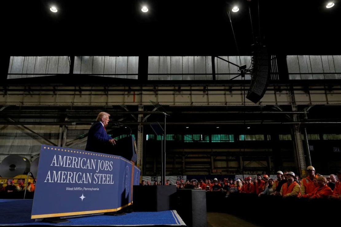 El presidente Donald Trump habla en la planta Mon Valley Works-Irvin de US Steel el 30 de mayo, donde anunció la duplicación de los aranceles al acero y al aluminio.