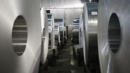Bobinas de aluminio en un área de enfriamiento en la planta de fabricación de Arconic en Alcoa, Tennessee.