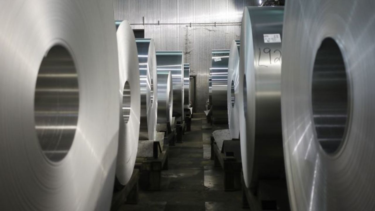 Bobinas de aluminio en un área de enfriamiento en la planta de fabricación de Arconic en Alcoa, Tennessee.