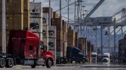 Contenedores marítimos en el puerto de Oakland, en plena escalada de las tensiones comerciales en torno a los aranceles estadounidenses.