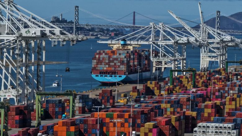 Un buque portacontenedores permanece atracado en el puerto de Oakland el 10 de octubre en Oakland, California.