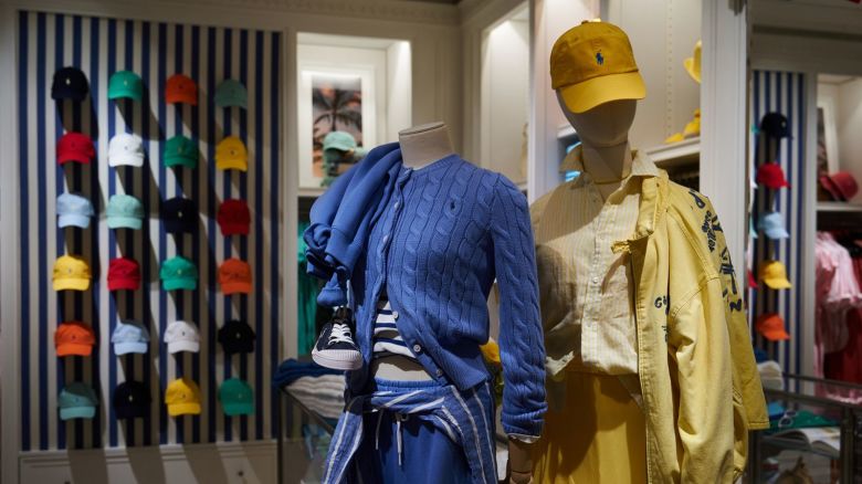 Cuando el presidente estadounidense, Donald Trump, reveló sus nuevas políticas arancelarias, las acciones del mundo de la moda se desplomaron inmediatamente; las acciones de Ralph Lauren cayeron un 7 % en las operaciones fuera de horario.