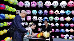 La gente visita un stand de juguetes durante la tercera fase de la 136ª Feria de Importación y Exportación de China en el Complejo Ferial de Cantón el 31 de octubre de 2024 en Guangzhou, Provincia de Guangdong, China.