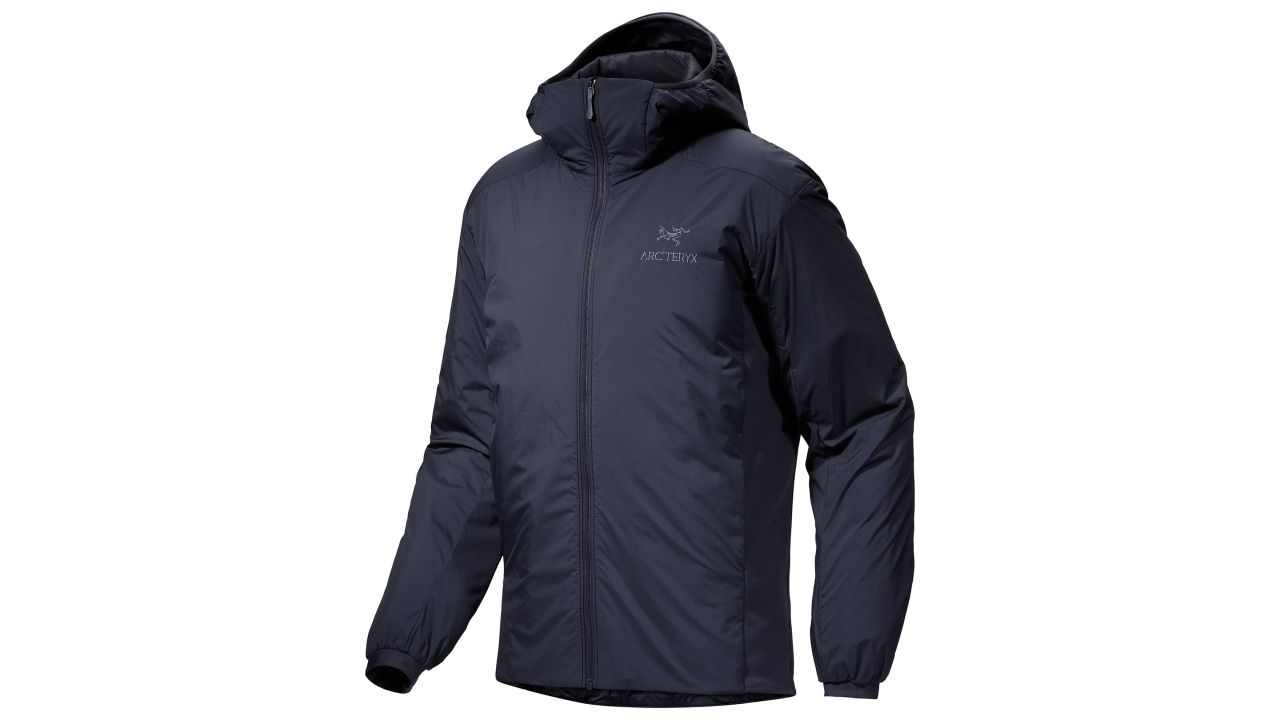 arc'teryx atom hoodie in black saphire