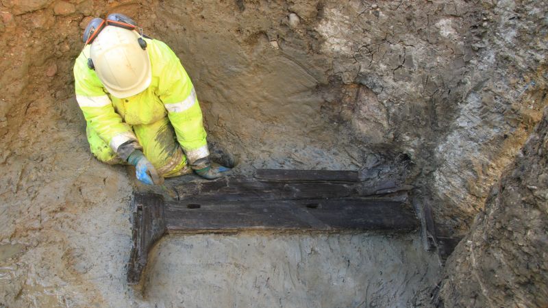 Рядко римско погребално легло, открито в Лондон
