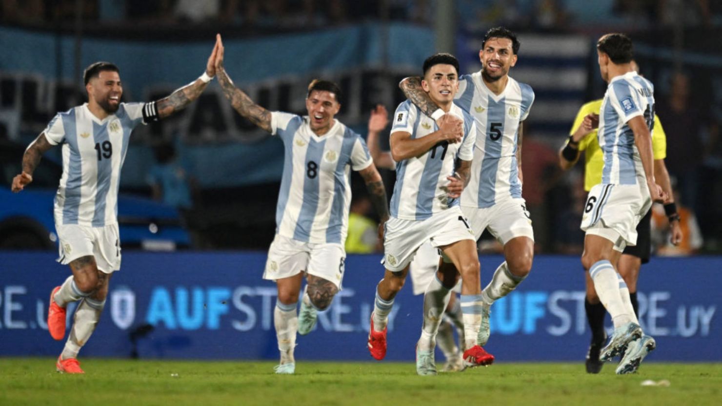El mediocampista argentino Thiago Almada celebra con sus compañeros después de anotar durante el partido de clasificación sudamericana para la Copa Mundial de la FIFA 2026 entre Uruguay y Argentina.