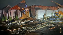 Misty Drope registró los daños que sufrió su casa minutos después de que un tornado la destrozara poco antes de la 1 a. m. del sábado 15 de marzo.