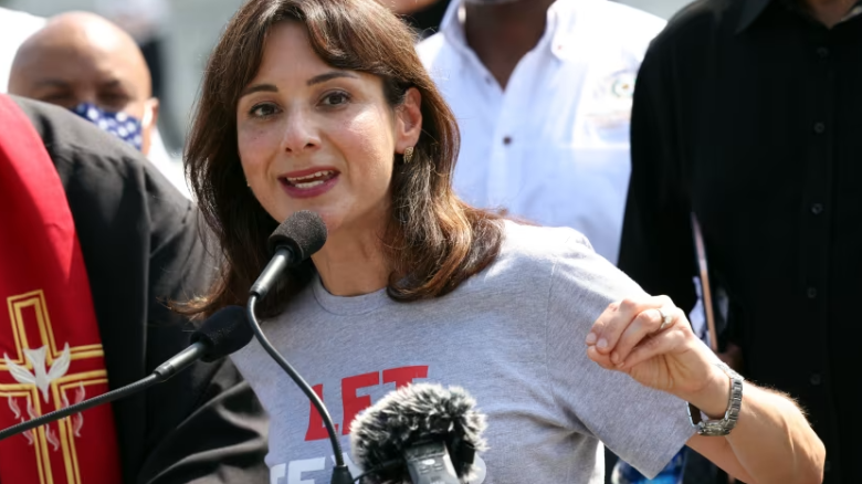 La representante estatal de Texas Gina Hinojosa habla junto a otros representantes y líderes religiosos en la Corte Suprema de los Estados Unidos el 12 de agosto de 2021, en Washington.