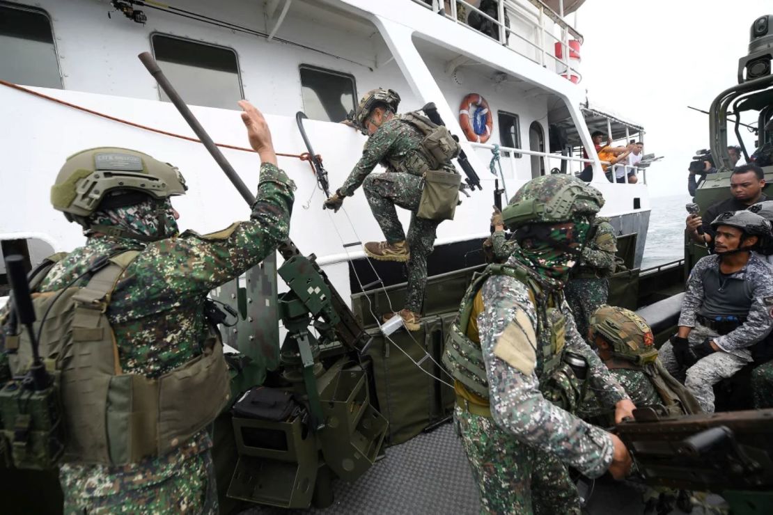 Infantes de marina filipinos abordan un buque durante un ejercicio conjunto de visita, abordaje e incautación con sus homólogos estadounidenses y surcoreanos, con de las Fuerzas de Autodefensa de Japón como observadores, durante un entrenamiento en la ciudad de Ternate, provincia de Cavite, al oeste de Manila, el 22 de octubre de 2024.