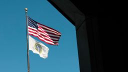 Banderas en el exterior del Departamento de Energía. Los funcionarios de Trump despidieron a más de 300 empleados en período de prueba de la NNSA el jueves y luego rescindieron esos despidos el viernes.