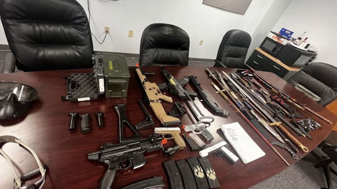 Mira el arsenal de armas falsas del niño de 11 años de Florida que ...