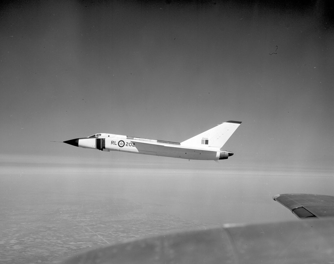 The Arrow was 77 ft 9 in long (23.70 m), had a wingspan of 50 ft (15 m) and was 21 ft 2 in height (6.45 m), making it larger than same-era American fighter Phantom F-4.