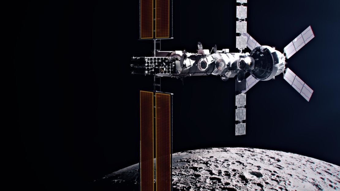 La estación espacial Gateway albergará la nave espacial Orion y la nave espacial de logística de espacio profundo de SpaceX en una órbita polar alrededor de la Luna, con el fin de apoyar los descubrimientos científicos en la superficie lunar durante la misión Artemis IV.