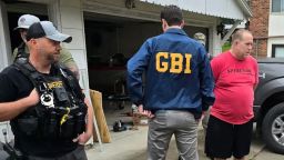 Jon Worrell, derecha, fue detenido por la Oficina de Investigación de Georgia en Missouri.