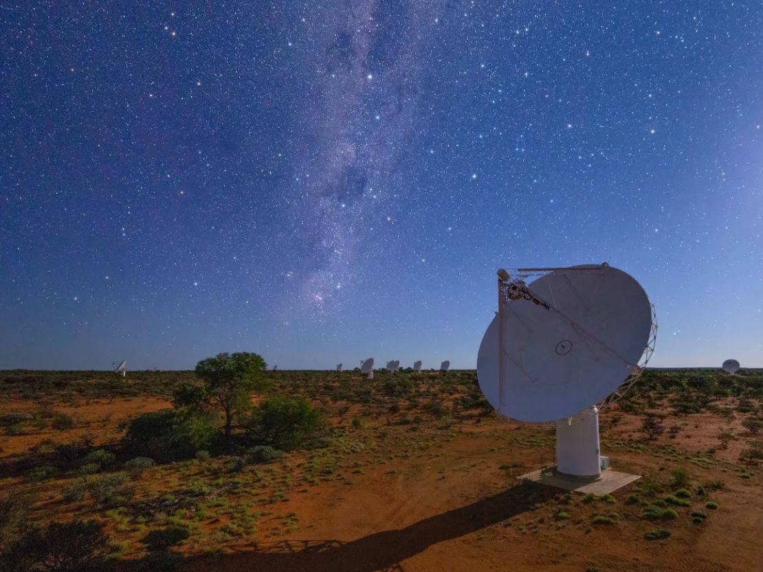 El telescopio de radio ASKAP se ve en Wajarri Yamaji Country en Australia Occidental.