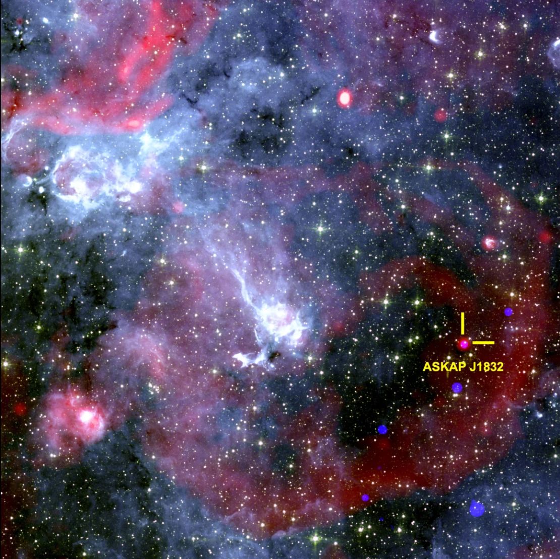 Una imagen del cielo muestra la región alrededor de ASKAP J1832-0911. Las observaciones de rayos X son del Observatorio de Rayos X Chandra de la NASA, los datos de radio provienen del telescopio de radio MeerKAT de Sudáfrica, y los datos infrarrojos son del Telescopio Espacial Spitzer de la NASA.