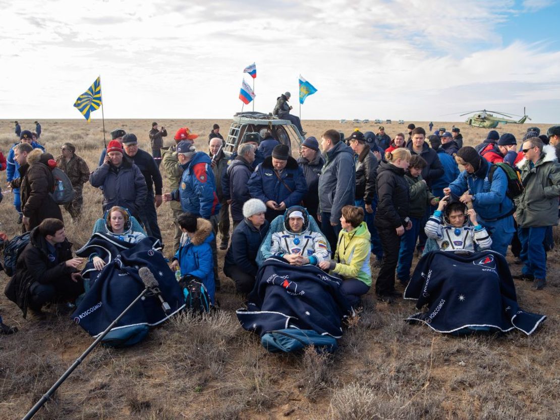 Kate Rubins, de la NASA, Anatoly Ivanishin, de la Agencia Espacial Federal Rusa, y Takuya Onishi, de la Agencia Japonesa de Exploración Aeroespacial, tras regresar a la Tierra en la cápsula Soyuz MS-01 en 2016.