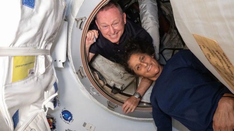 Los astronautas Butch Wilmore y Suni Williams posan para un retrato dentro del vestíbulo entre el puerto delantero del módulo Harmony de la Estación Espacial Internacional y la nave espacial Starliner de Boeing el 13 de junio de 2024.