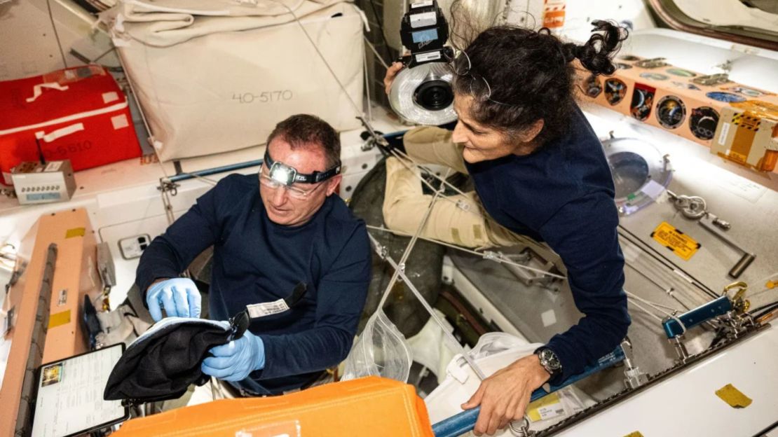 Los astronautas de la NASA Butch Wilmore y Suni Williams, comandante y piloto de prueba de vuelo de la tripulación de Boeing respectivamente, inspeccionan el hardware de seguridad a bordo de la Estación Espacial Internacional el 9 de agosto de 2024.