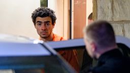 El presunto atacante Luigi Mangione es sacado del juzgado del condado de Blair después de una audiencia de extradición en Hollidaysburg, Pensilvania, el martes.