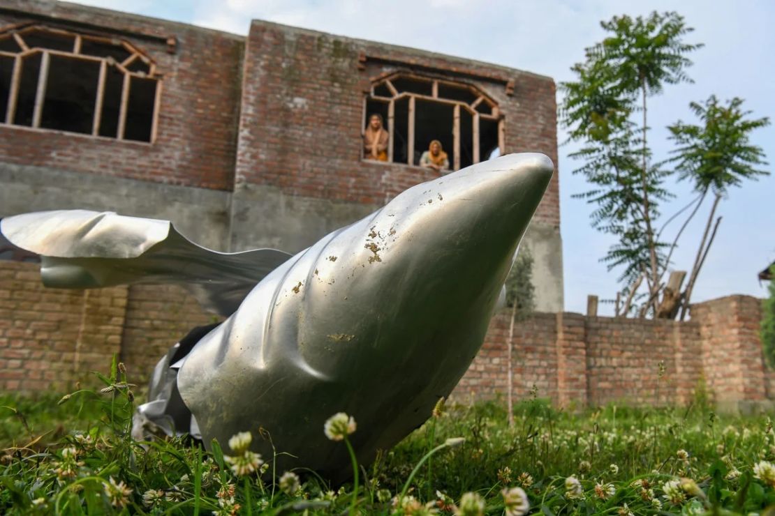 Restos del avión que se estrelló en Wuyan, Cachemira administrada por la India, el miércoles 7 de mayo de 2025.
