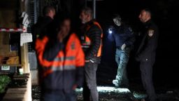  del escuadrón antibombas de la Policía israelí trabajan cerca de un sitio dañado después de que un proyectil disparado desde Yemen fuera interceptado, en Ramat Gan, Israel, el 19 de diciembre de 2024.