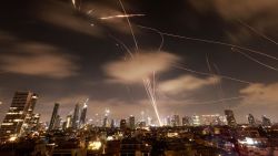 Los sistemas de defensa aérea israelíes se activaron para interceptar misiles iraníes sobre la ciudad israelí de Tel Aviv la madrugada del 18 de junio de 2025.
