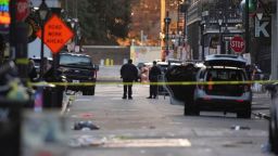 Los servicios de emergencia atienden la escena después de que un vehículo arrollara a una multitud en la intersección de Canal y Bourbon Street, en Nueva Orleans, el miércoles 1 de enero de 2025.