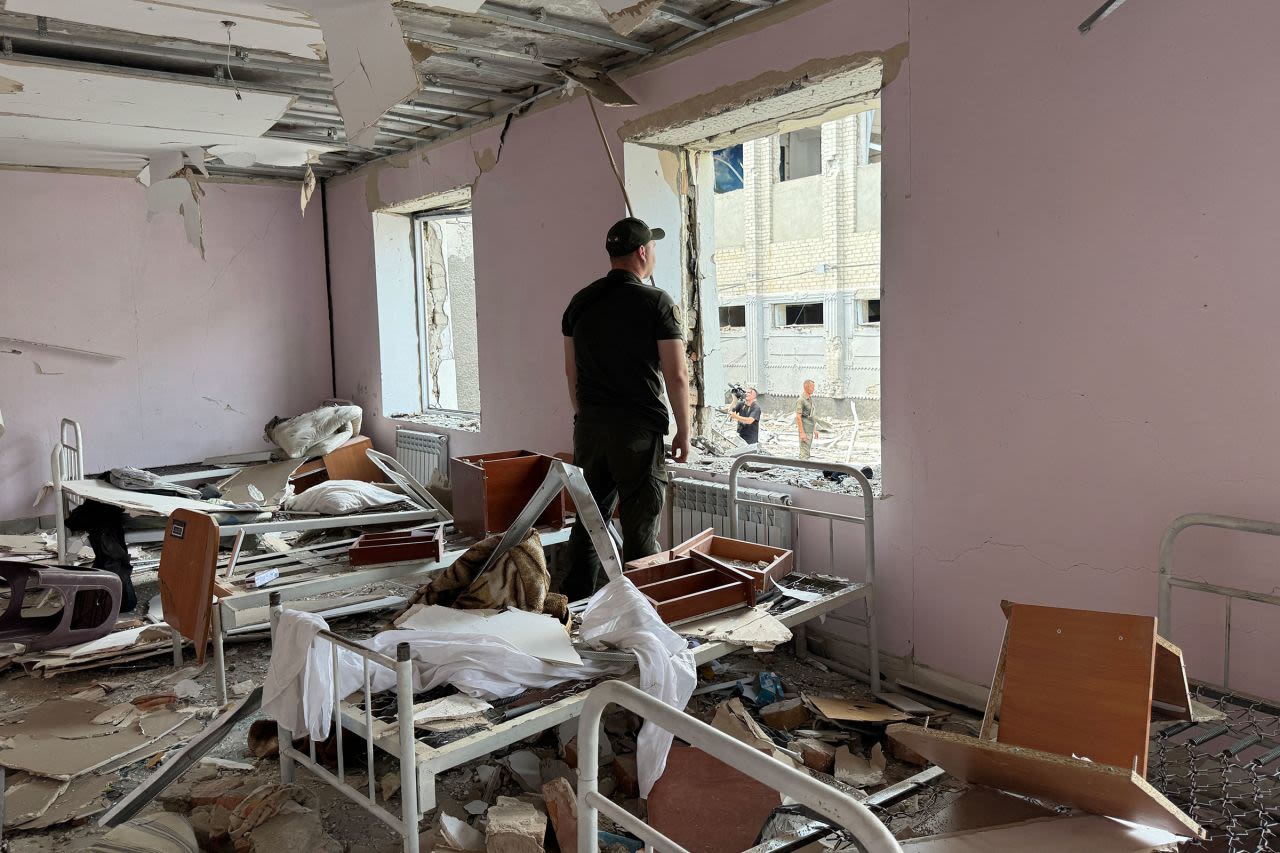 Un agente del orden ucraniano mira por una ventana rota desde el interior de un edificio destruido de la colonia correccional de Bilenkivska tras un ataque aéreo en Bilenke, región de Zaporiyia, el 29 de julio.