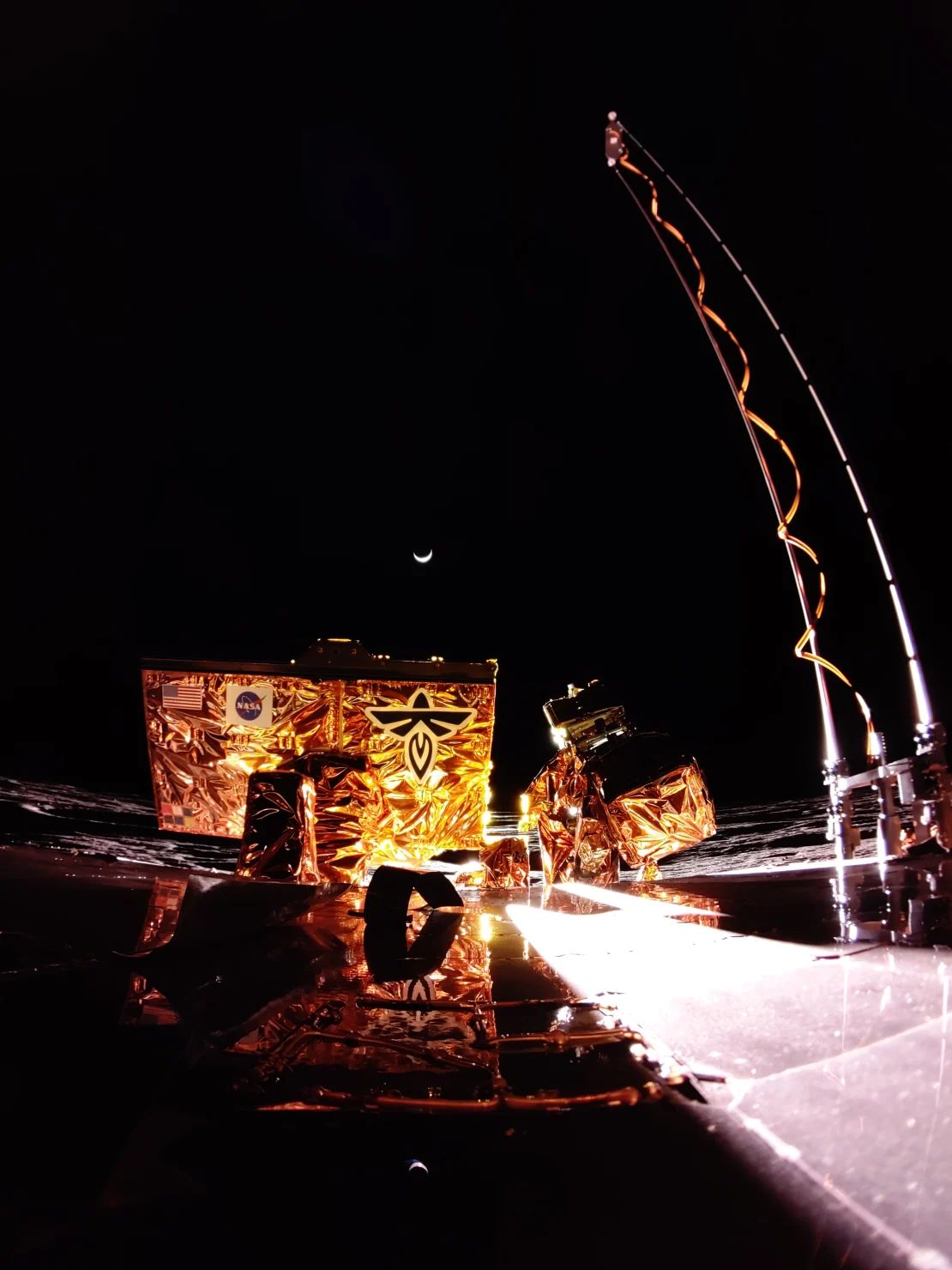 Esta imagen fue capturada por el módulo de aterrizaje Blue Ghost de Firefly durante el atardecer lunar, con la Tierra visible como una media luna en el horizonte.
