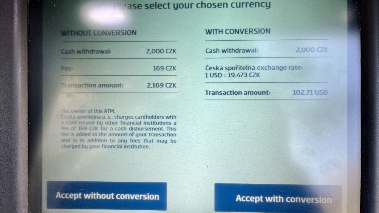 Obrázek obrazovky českého bankomatu zobrazující obrazovku dynamického převodu měn