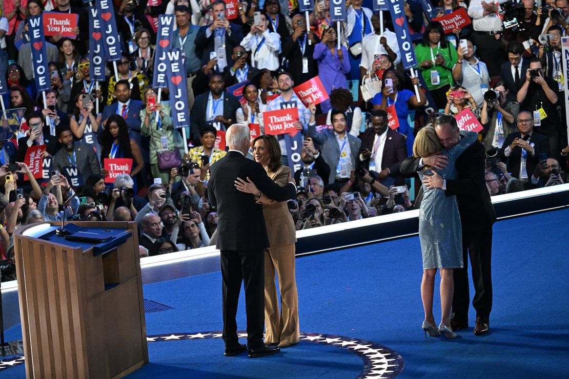 Presiden Joe Biden dan Wakil Presiden Kamala Harris di atas panggung pada akhir malam pertama Konvensi Nasional Demokrat 2024 di Chicago pada 19 Agustus.