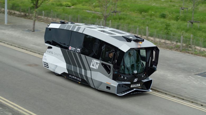 Aurrigo’s Auto Shuttle can carry up to 10 passengers and is used to move crew or passengers. The vehicle is undergoing tests at Ottawa airport and at Teesside, East Midlands airport in the UK.