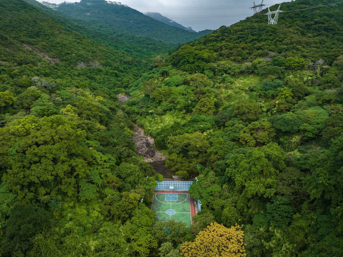 This court, located at Tin Wan housing project's playground, backs onto the Aberdeen Country Park.