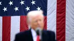 El presidente estadounidense Donald Trump pronuncia un discurso sobre sus aranceles en la Rosaleda de la Casa Blanca el 2 de abril.