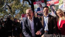 El primer ministro australiano, Anthony Albanese, llega a un colegio electoral en el suburbio de Box Hill North en Melbourne, Australia, el sábado 3 de mayo de 2025.